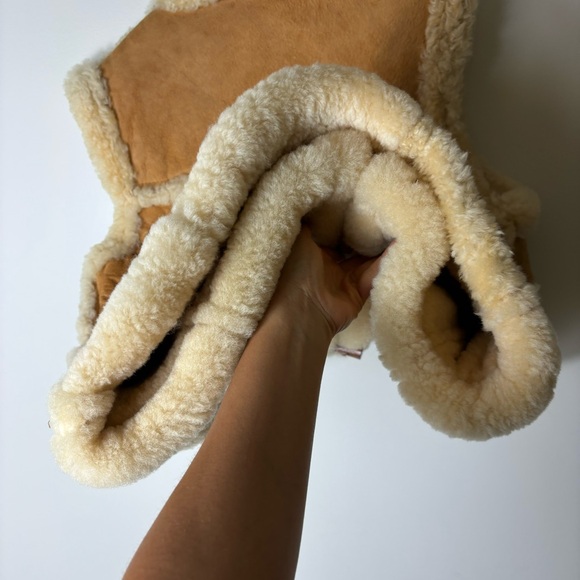 Vintage shearling unisex vest coat with pockets & toggle closure - Picture 8 of 14